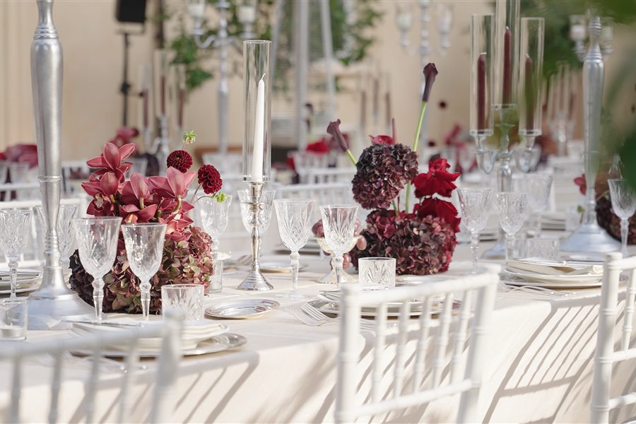 Tavola con candelabri e fiori