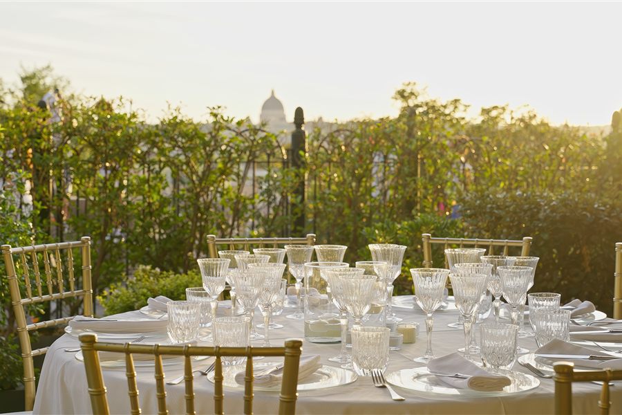 Tavola al tramonto con panorama di Roma